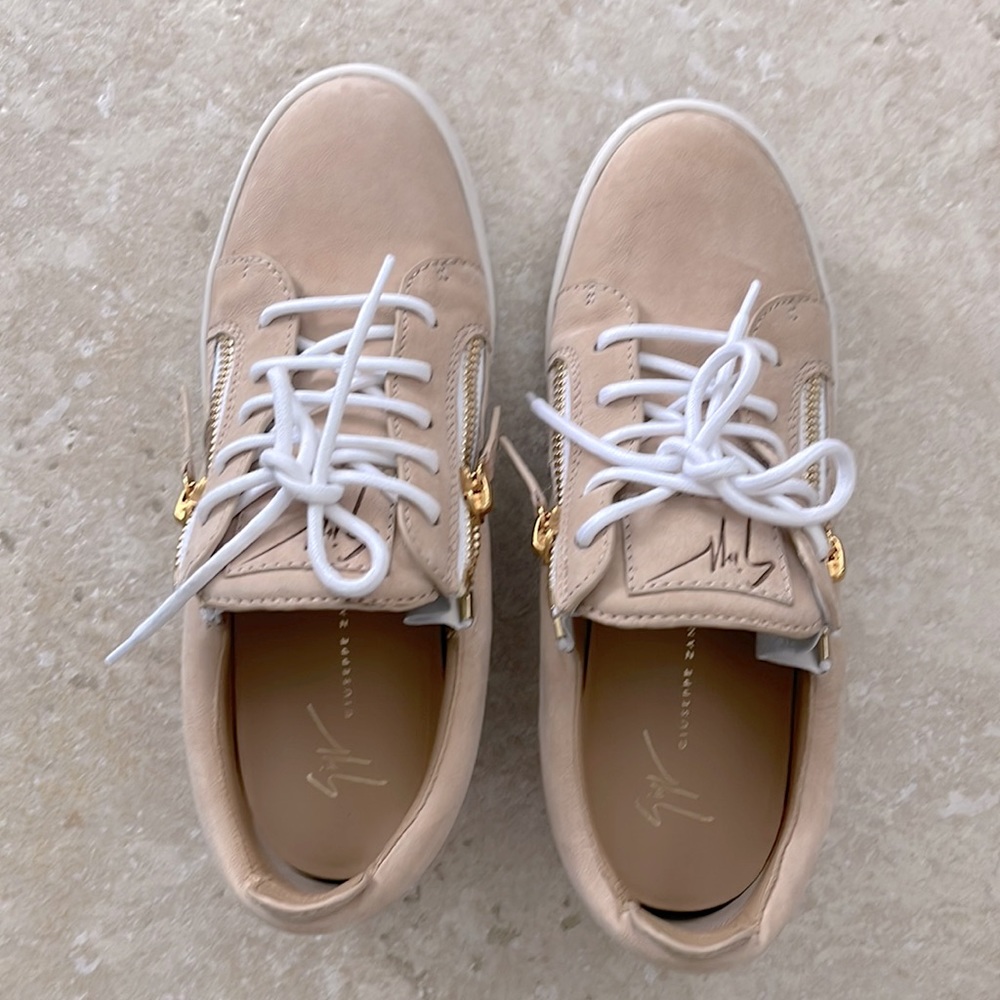 Giuseppe Zanotti size 39 iconic low top sneakers suede w side zippers-  like new